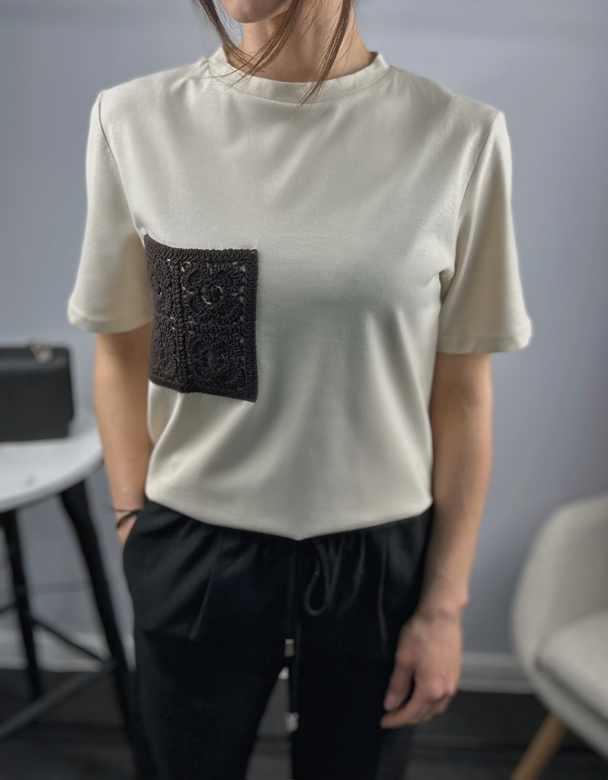 Бежова дамска oversized тениска с плетен джоб