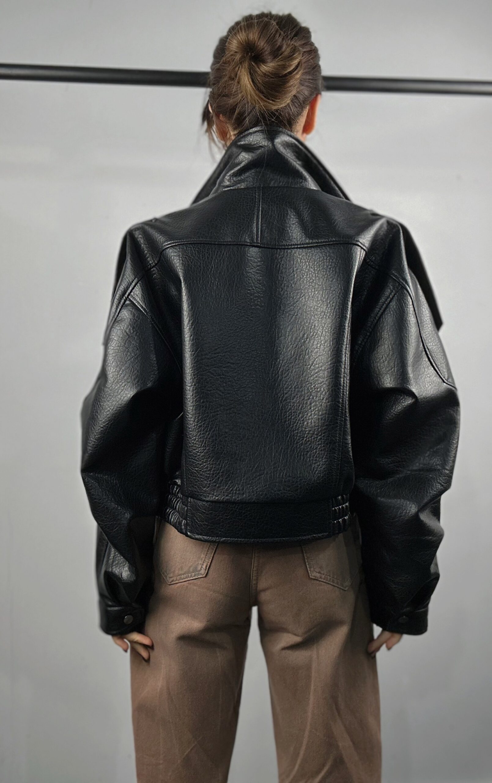 Дамско черно кожено яке -модерно късо biker яке с колан - Image 5