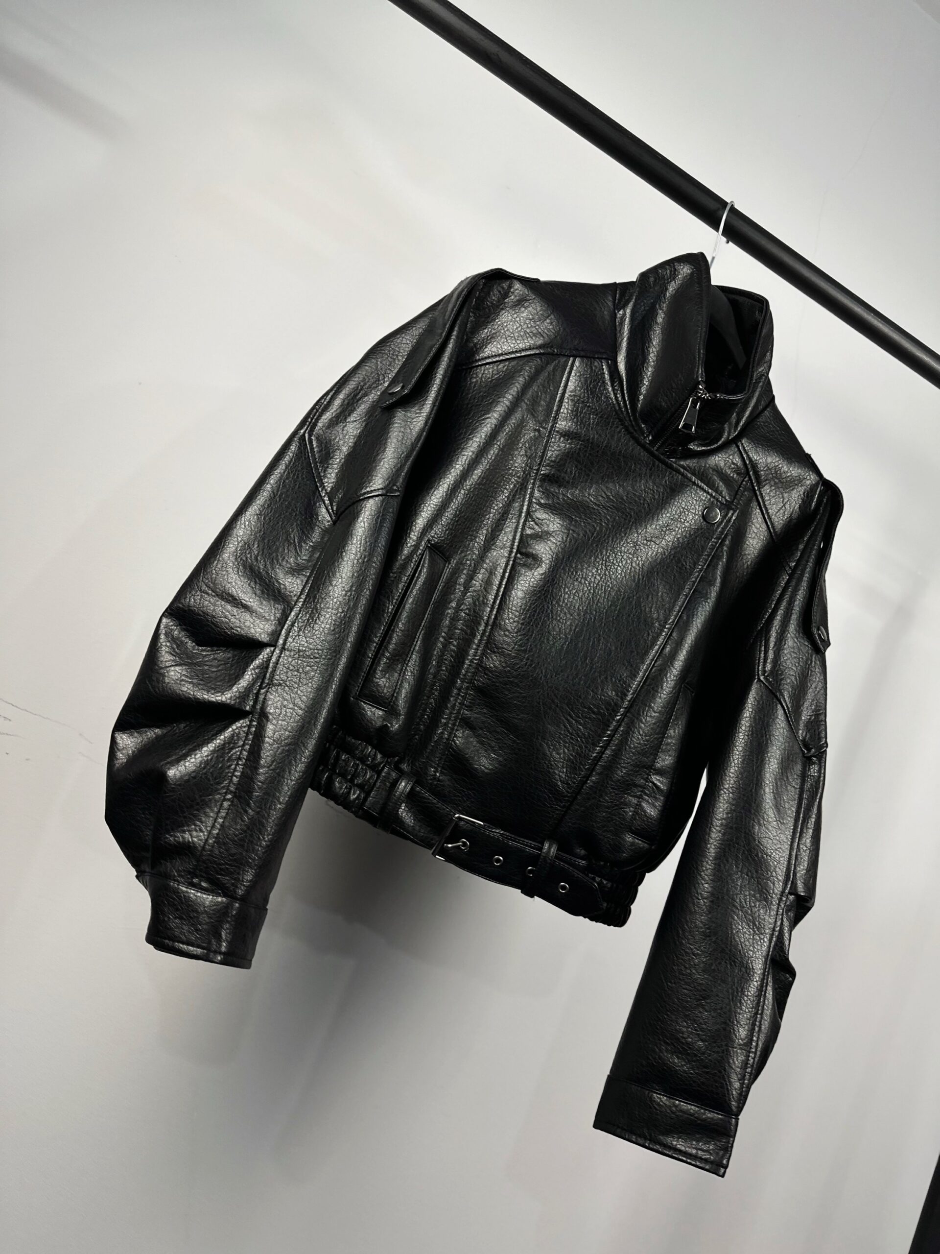 Дамско черно кожено яке -модерно късо biker яке с колан - Image 10