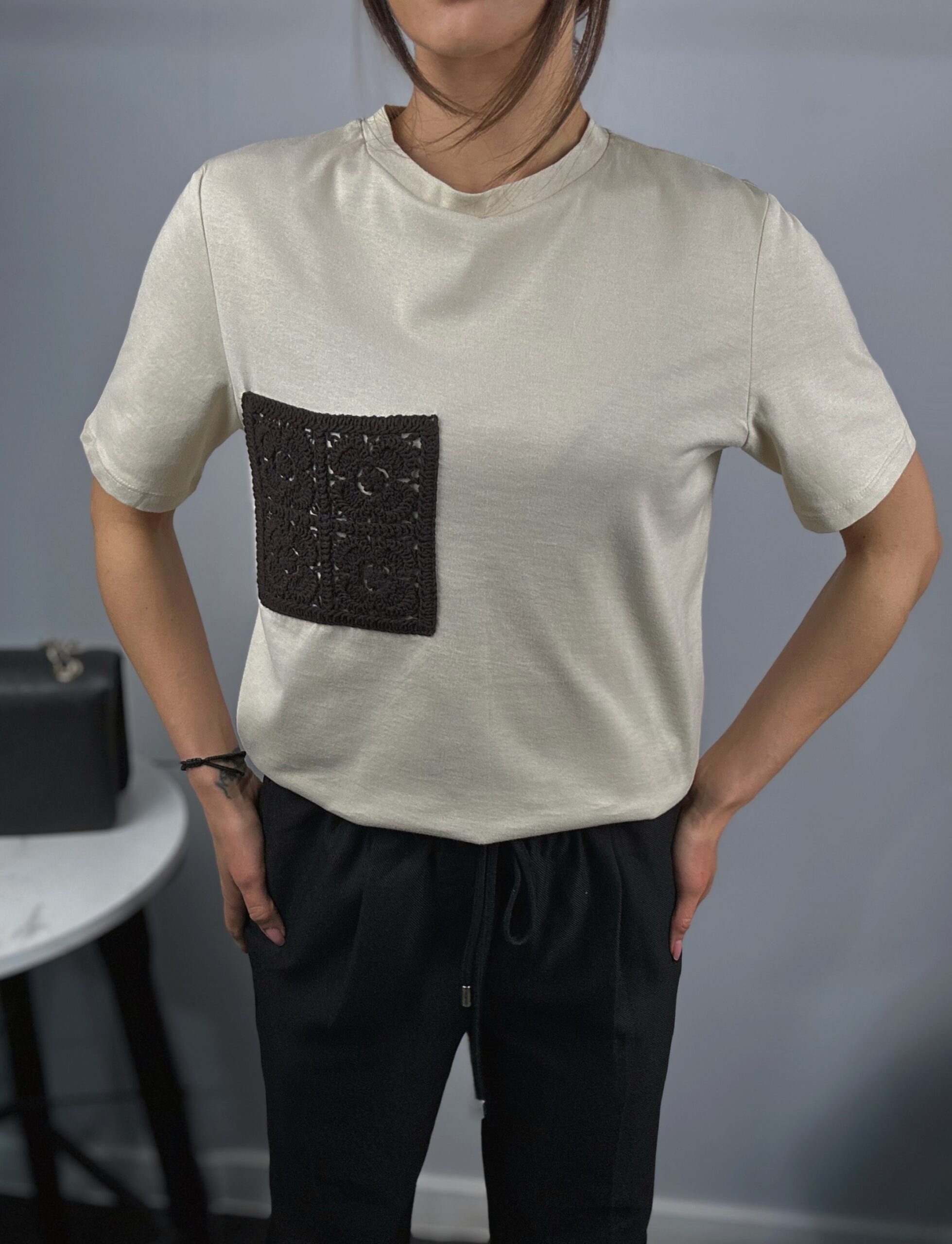 Бежова дамска oversized тениска с плетен джоб - Image 4
