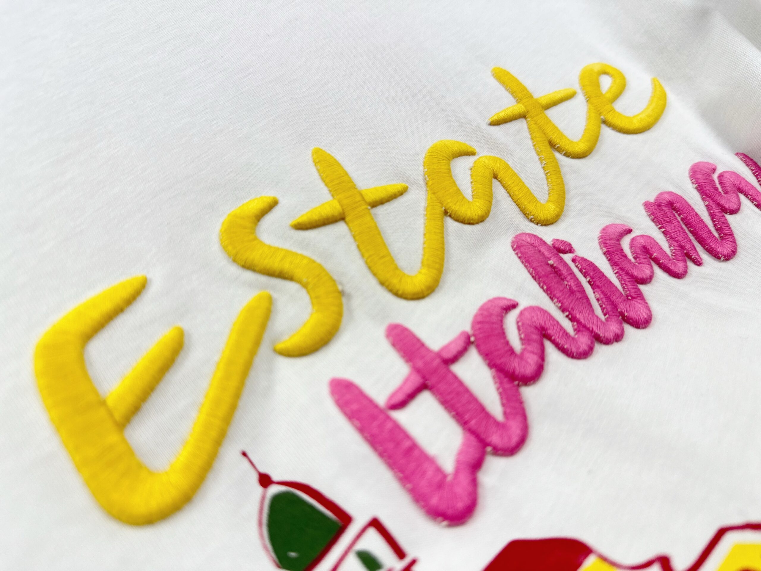Бяла дамска тениска с цветна щампа “Estete Italiana” - Image 2