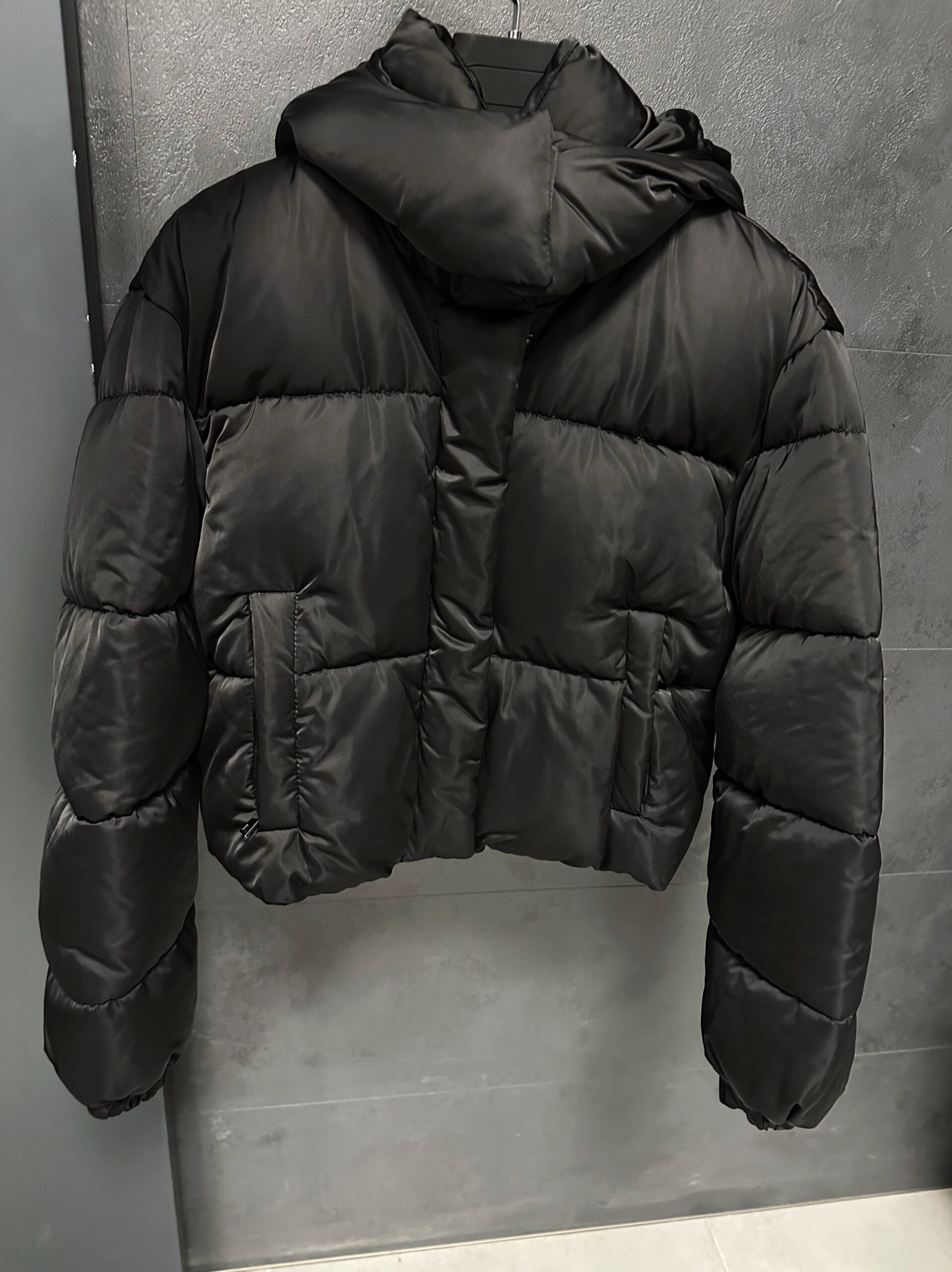 Дамско зимно късо пухено яке от непромокаема материя. - Image 2