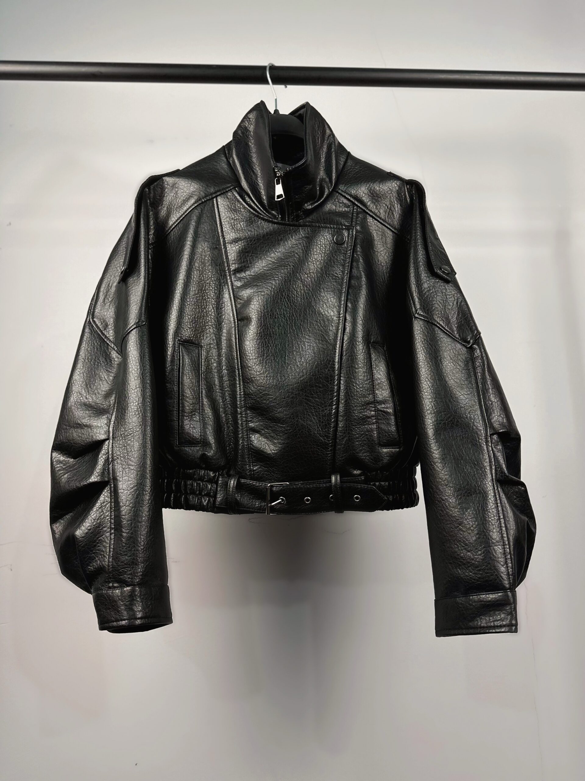 Дамско черно кожено яке -модерно късо biker яке с колан - Image 9